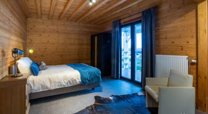 Chalet Faro Durbuy luxe slaapkamer met badkamer op gelijkvloers