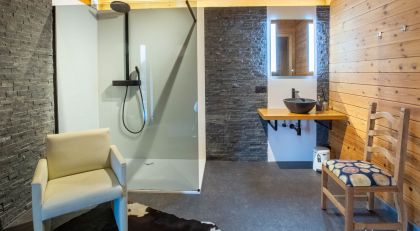 Chalet Faro Durbuy luxe slaapkamer met badkamer op gelijkvloers