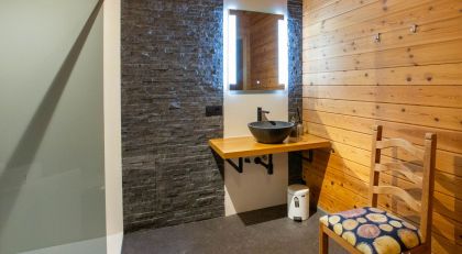 Chalet Faro Durbuy luxe slaapkamer met badkamer op gelijkvloers