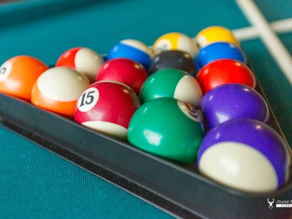 Ingerichte ontspanningsruimte met Pooltafel en digitale games durbuy chalet Faro