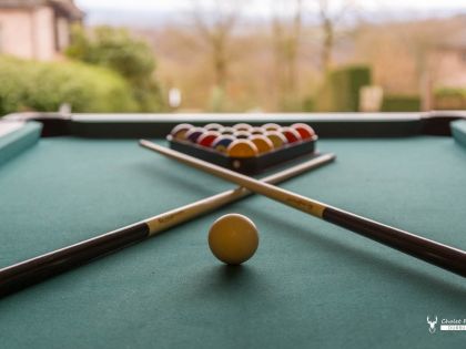 Ingerichte ontspanningsruimte met Pooltafel en digitale games durbuy chalet Faro