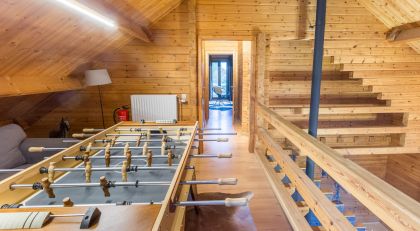 Mezannine en ontspanningsruimte met Pool en kickertafel