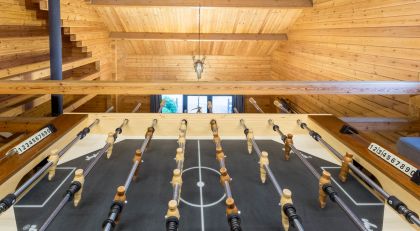 Mezannine en ontspanningsruimte met Pool en kickertafel